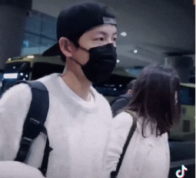 Trong một vài khoảnh khắc, dân mạng tưởng cô gái là người Hàn và để kiểu tóc khá giống Song Hye Kyo từng để