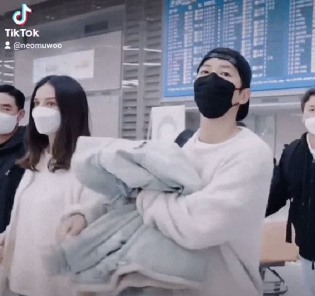 Dù che kín mặt nhưng có thể thấy đây là cô gái tây sở hữu nhan sắc xinh đẹp