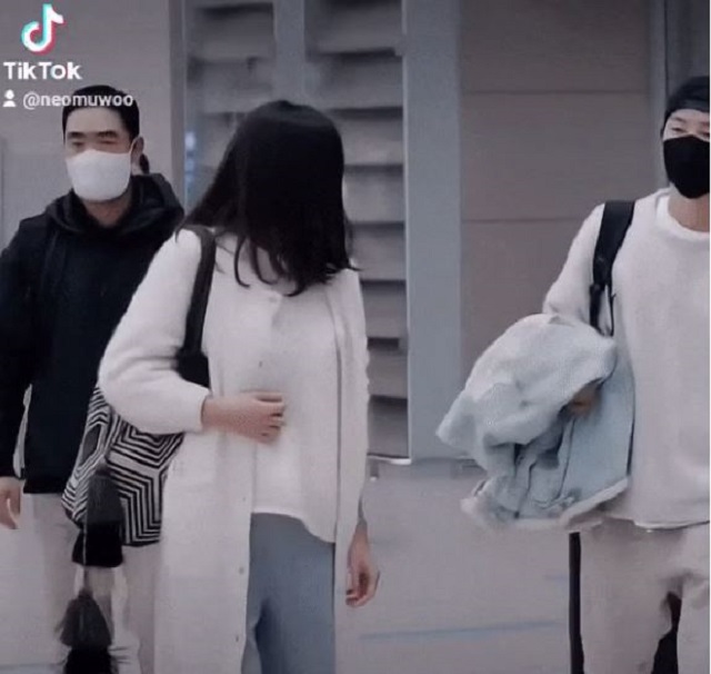 Cả hai tương tác với nhau tại phi trường