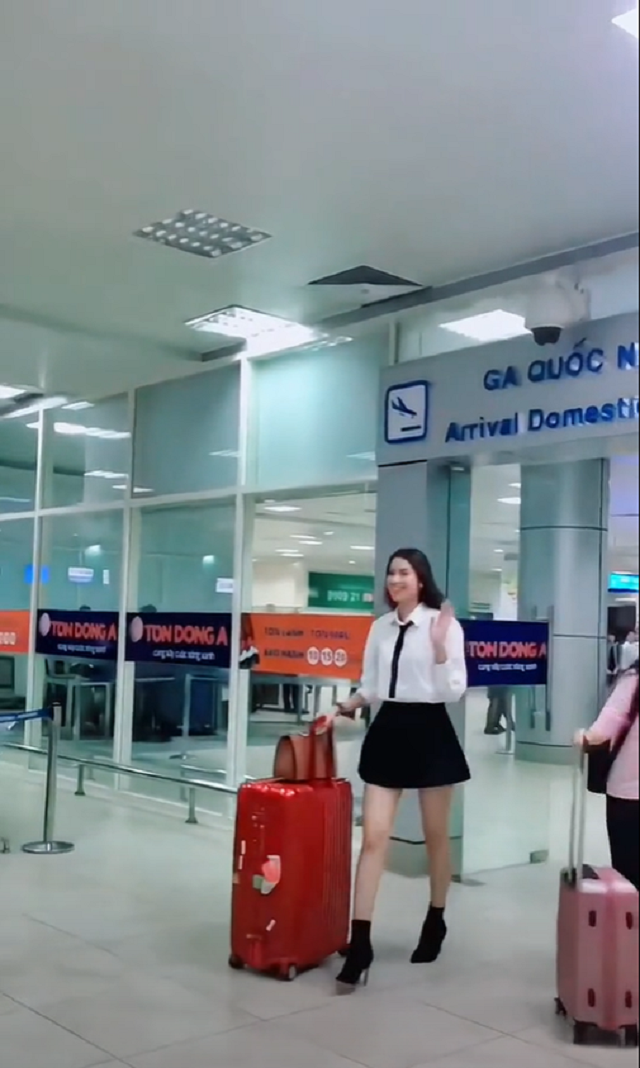 Dù đã trải qua 2 lần sinh nở nhưng Phạm Hương vẫn giữ được vóc dáng đáng ngưỡng mộ Dù đã trải qua 2 lần sinh nở nhưng Phạm Hương vẫn giữ được vóc dáng đáng ngưỡng mộ