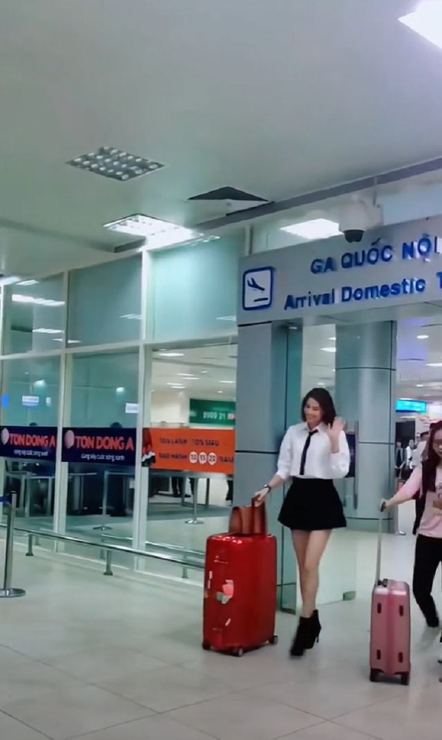 Đỗ Thị Hà cũng lép vế trước đôi chân như kiếm Nhật của Hoa hậu Phạm Hương Đỗ Thị Hà cũng lép vế trước đôi chân như kiếm Nhật của Hoa hậu Phạm Hương