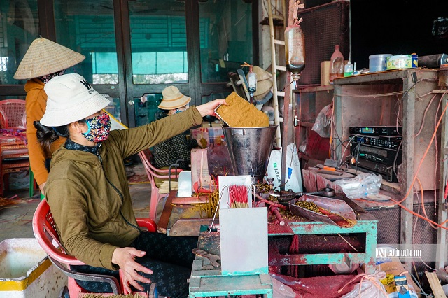 Làng hương Quảng Phú Cầu (huyện Ứng Hòa, Tp.Hà Nội) đã trở thành làng nghề truyền thống nổi tiếng với hơn một thế kỷ làm tăm hương. Ghi nhận của Người Đưa Tin, vào dịp cuối năm, người dân nơi đây ai nấy cũng đều tất bật lao động, sản xuất để cho ra lò những mẻ hương mới, phụ vụ nhu cầu của khách hàng.