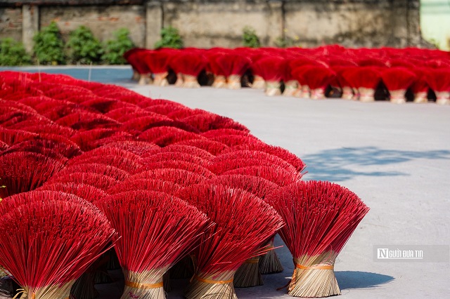 Theo quan niệm của người Việt, thắp một nén hương lên ban thờ là thể hiện sự thành kính đối với tổ tiên, thần linh. Từ xa xưa nén hương đã đi vào đời sống, văn hóa, tín ngưỡng của người Việt Nam như một nét đẹp truyền thống và thiêng liêng.