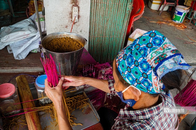 Theo người dân làm hương nơi đây, để hoàn thành sản phẩm, người thợ phải làm nhiều công đoạn từ chẻ tre hoặc vầu, vót tăm, nhuộm chân hương, làm thân hương, phơi khô và đóng gói.