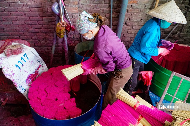 Được biết, nghề làm hương ở nơi đây đã có khoảng 100 năm.