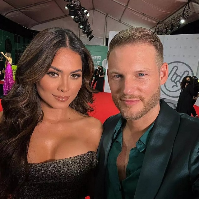 Miss Universe 2020 khoe có bầu với MC điển trai tác nghiệp tại cuộc thi: Sự thật ngơ ngác, ngỡ ngàng - Ảnh 3 Miss Universe 2020 khoe có bầu với MC điển trai tác nghiệp tại cuộc thi: Sự thật ngơ ngác, ngỡ ngàng - Ảnh 3
