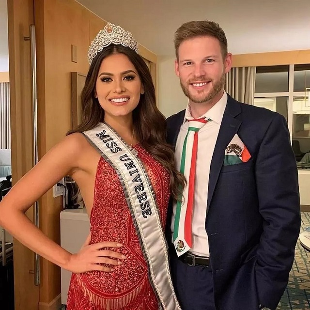 Miss Universe 2020 khoe có bầu với MC điển trai tác nghiệp tại cuộc thi: Sự thật ngơ ngác, ngỡ ngàng Miss Universe 2020 khoe có bầu với MC điển trai tác nghiệp tại cuộc thi: Sự thật ngơ ngác, ngỡ ngàng