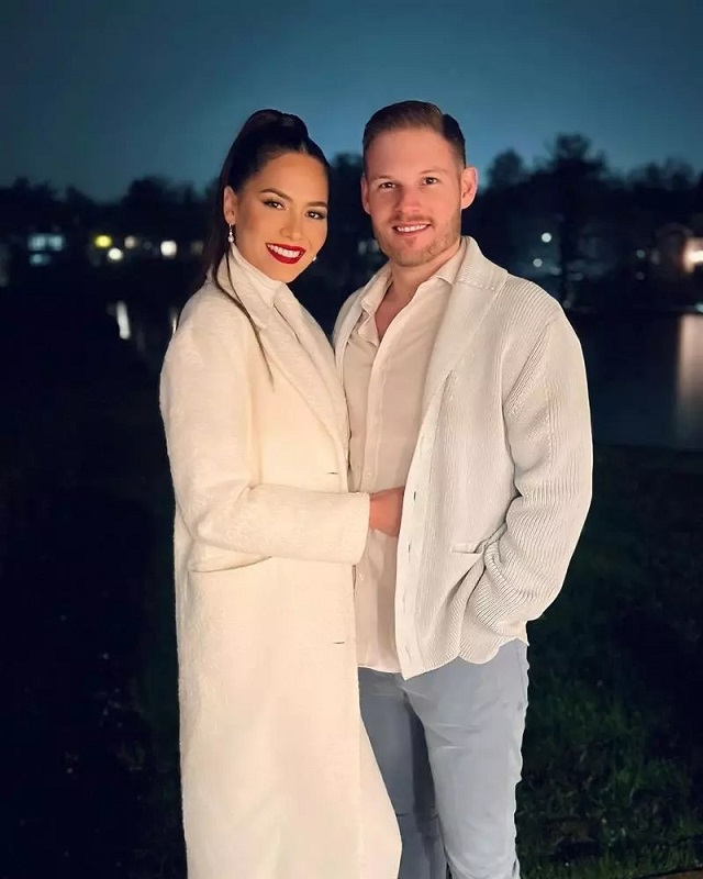 Miss Universe 2020 khoe có bầu với MC điển trai tác nghiệp tại cuộc thi: Sự thật ngơ ngác, ngỡ ngàng - Ảnh 4 Miss Universe 2020 khoe có bầu với MC điển trai tác nghiệp tại cuộc thi: Sự thật ngơ ngác, ngỡ ngàng - Ảnh 4