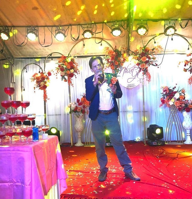 Thương Tín đi máy bay du lịch hậu lộ hình ảnh ngồi thất thểu bên vệ đường - Ảnh 5