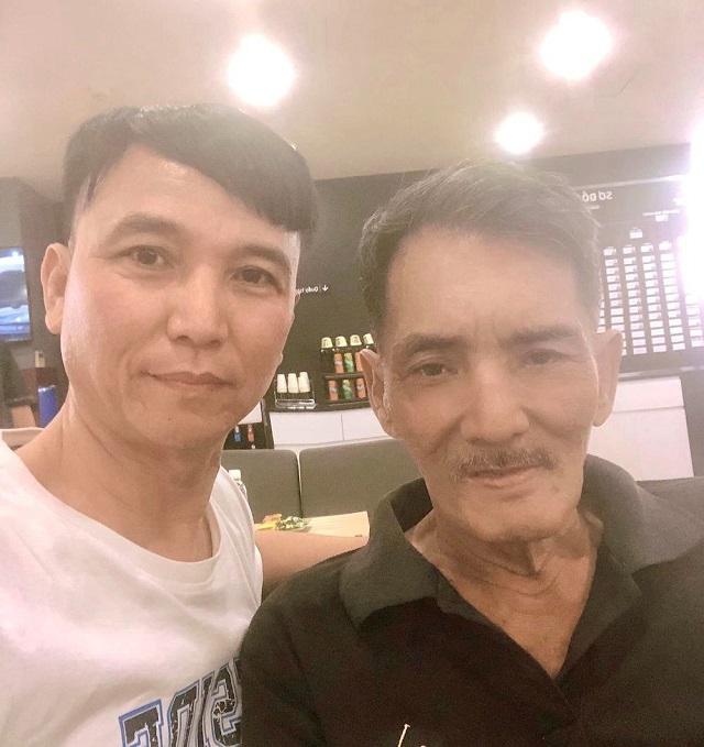 Thương Tín đi máy bay du lịch hậu lộ hình ảnh ngồi thất thểu bên vệ đường - Ảnh 2