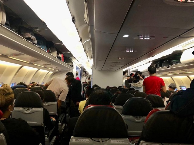 Thương Tín đi máy bay du lịch hậu lộ hình ảnh ngồi thất thểu bên vệ đường - Ảnh 1