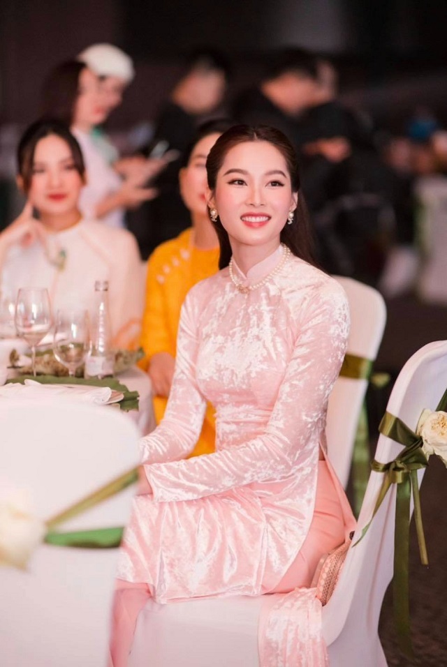 Đặng Thu Thảo nền nã khi bị chụp lén