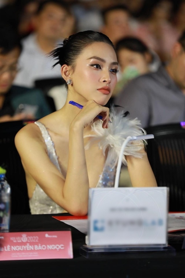 Cùng bị chụp lén, loạt hoa hậu mỗi người một vẻ: Đỗ Hà thuần khiết, Thùy Tiên gây cười - Ảnh 1