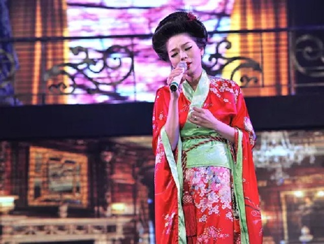 Mang bầu 6 tháng Lệ Quyên vẫn mặc được kimono