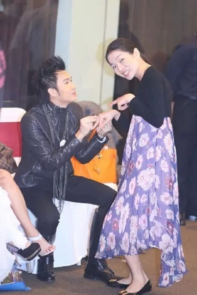 Cô chăm mặc đồ rộng