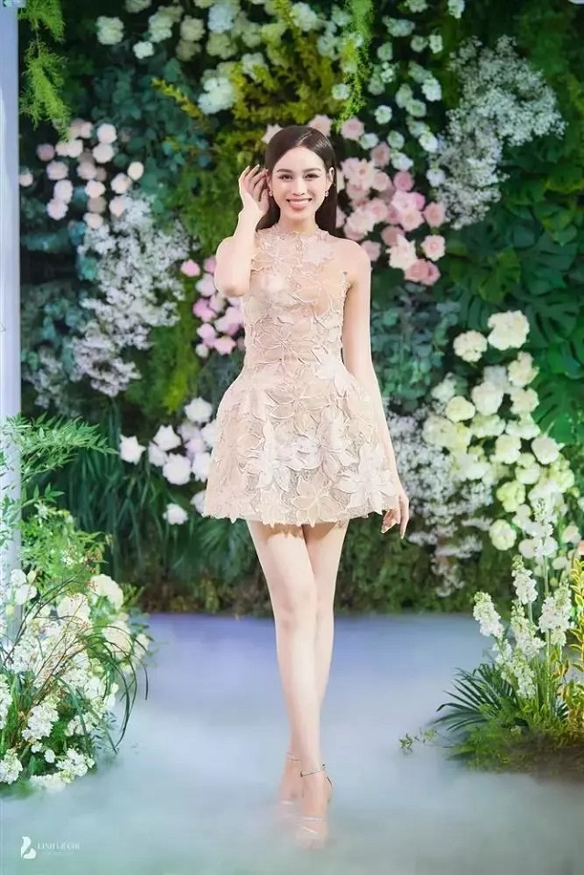 Minh Hằng đụng độ Đỗ Thị Hà: 'Bé heo' liệu có nổi bật hơn chân dài xứ Thanh? - Ảnh 2 Minh Hằng đụng độ Đỗ Thị Hà: 'Bé heo' liệu có nổi bật hơn chân dài xứ Thanh? - Ảnh 2