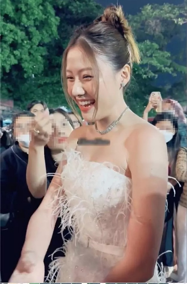 Nhan sắc của cô nàng đẹp không kém ảnh tự đăng, nhưng có phần mũm mĩm hơn Nhan sắc của cô nàng đẹp không kém ảnh tự đăng, nhưng có phần mũm mĩm hơn