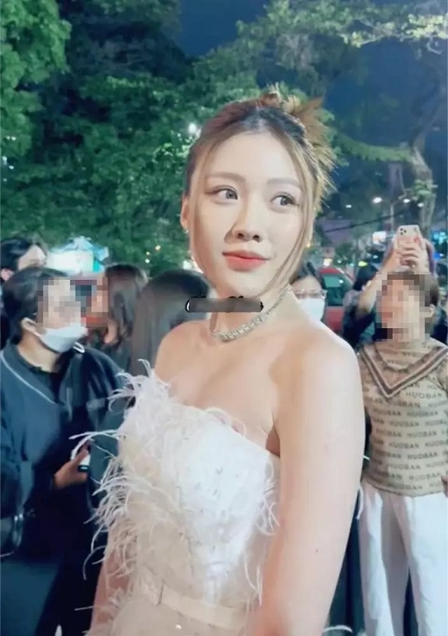 Em gái ruột Trấn Thành lộ nhan sắc thật qua ảnh chụp lén, liệu có đẹp như ảnh tự đăng? Em gái ruột Trấn Thành lộ nhan sắc thật qua ảnh chụp lén, liệu có đẹp như ảnh tự đăng?