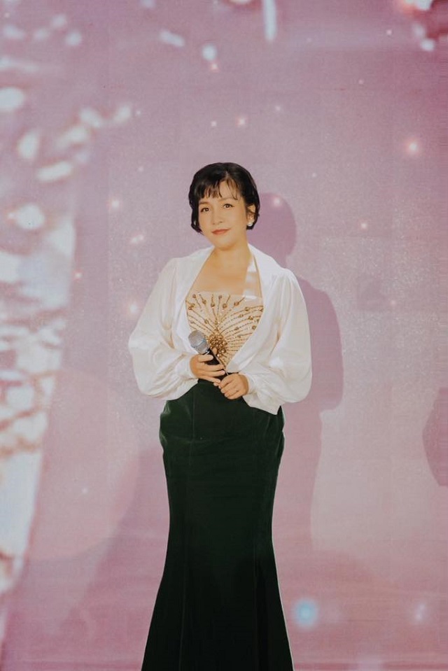 Diva Mỹ Linh kỷ niệm ngày cưới, tiết lộ bất ngờ về kế hoạch nghỉ hưu - Ảnh 2 Diva Mỹ Linh kỷ niệm ngày cưới, tiết lộ bất ngờ về kế hoạch nghỉ hưu - Ảnh 2