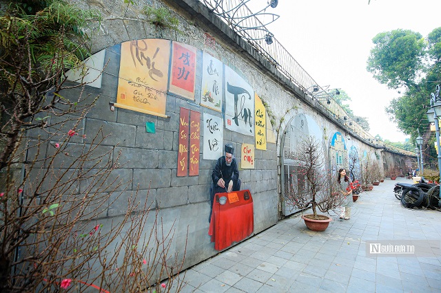 Theo ghi nhận của Người Đưa Tin, đoạn phố dài hơn 200m, trưng bày 17 tác phẩm trên tổng số 127 vòm cầu ở phố Phùng Hưng (quận Hoàn Kiếm, Tp.Hà Nội) gợi nhớ về Hà Nội xưa đã hoàn tất việc chỉnh trang, để phục vụ người dân chào đón năm mới 2023.