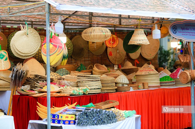 Các gian hàng trưng bày nhiều mặt hàng truyền thống thủ công mỹ nghệ tới từ nhiều các làng nghề ở Tp.Hà Nội.