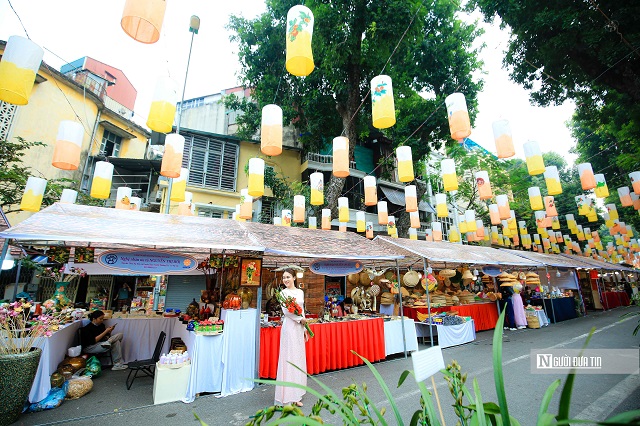 Nhiều người cũng tranh thủ từ những ngày đầu để đến đây chụp ảnh, lưu giữa những khoảnh khắc đầu tiên của không khí Xuân 2023.