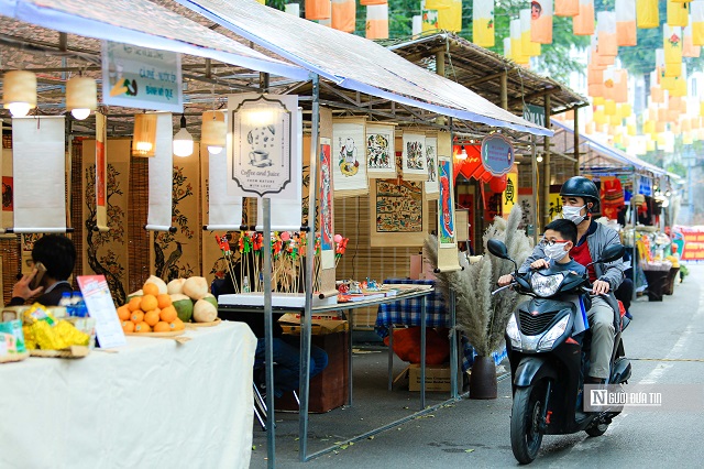 Theo lãnh đạo UBND phường Hàng Mã, sau khi nhận bàn giao tranh bích họa được tu sửa, phục hồi, đơn vị sẽ giao cho Công an phường thường xuyên tuần tra, để đảm bảo an ninh trật tự, cũng như bảo quản các bức tranh trên phố bích họa.