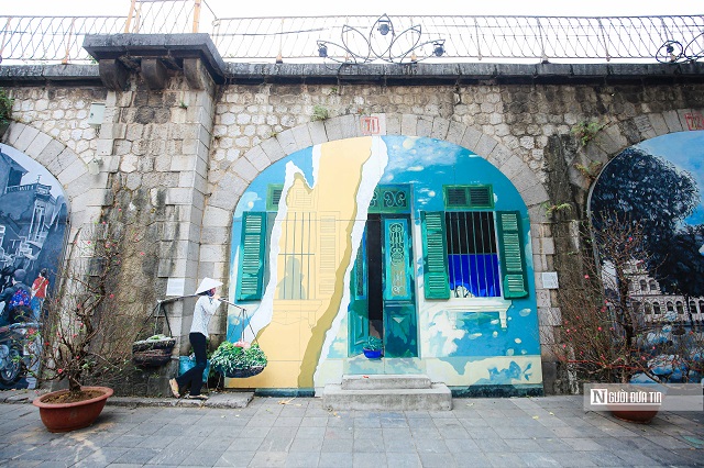 Phố Bích họa Phùng Hưng chính thức ra mắt và đi vào hoạt động từ năm 2018. Đây là dự án do quận Hoàn Kiếm phối hợp với Korea Foundation (Quỹ Giao lưu Quốc tế Hàn Quốc) và UN-Habitat (Ủy ban định cư con người Liên Hiệp Quốc tại Việt Nam) triển khai thực hiện nhằm đưa nghệ thuật công cộng vào cuộc sống, phát huy giá trị di sản đô thị của khu phố cổ Hà Nội.