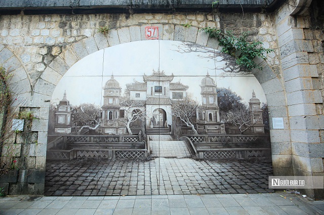 Những bức họa tại đây được khắc phục, sửa chữa từ ngày 12-12 do Ban Quản lý hồ Hoàn Kiếm và phố cổ Hà Nội phối hợp với nhóm họa sĩ tiến hành. Trung bình mỗi bức tranh chỉnh trang lại cũng phải mất 2 - 3 ngày. Các tác phẩm được chỉnh trang vẫn giữ y nguyên đường nét, màu sắc ban đầu.