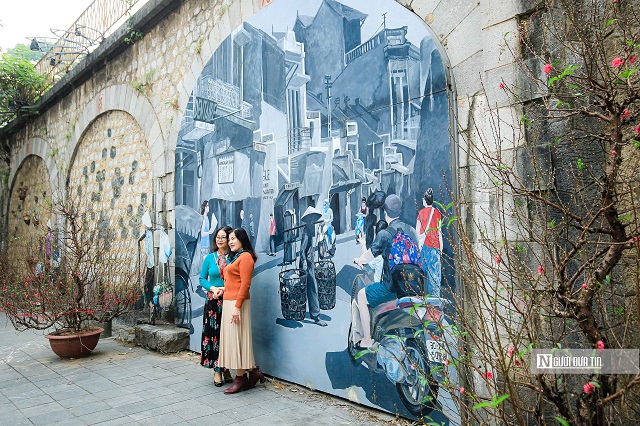 Dọc tuyến phố Bích họa được trang trí thêm nhiều gốc đào nhằm chào đón không khí Xuân Quý Mão 2023 và thu hút người dân, du khách tham quan.