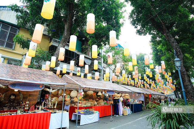 Theo ghi nhận của PV, hiện nay đoạn phố này đã được dựng các gian hàng truyền thống phục vụ Tết Nguyên Đán 2023.