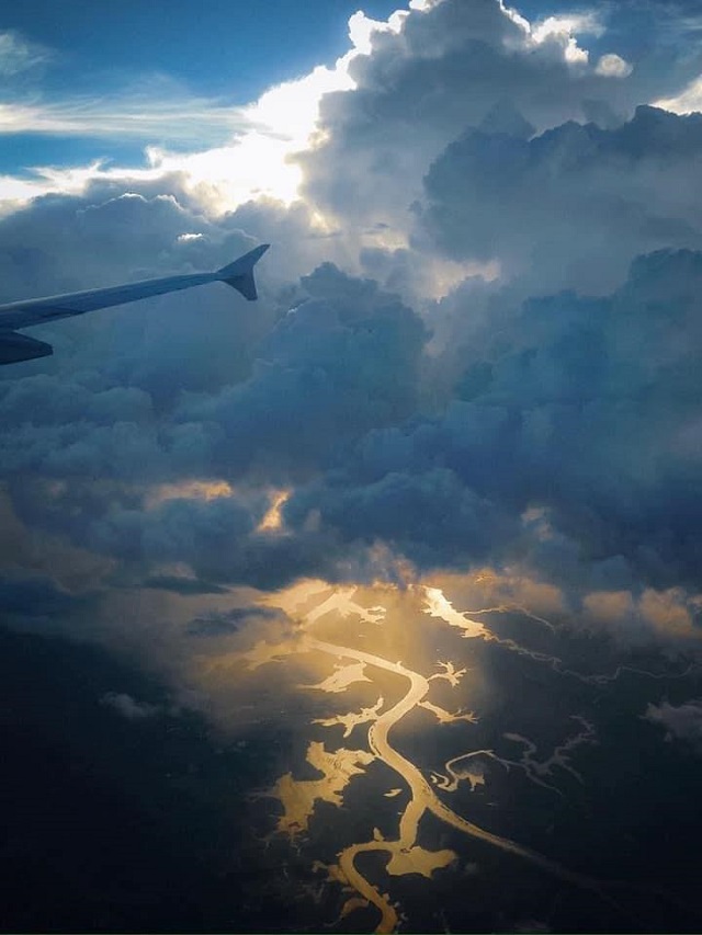 Độc lạ Bình Phước: CDM thích thú trước hình chú rồng khổng lồ nhìn từ ô cửa máy bay