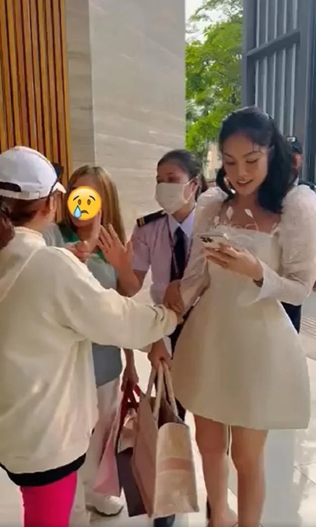 Những ngày qua sự việc liên quan đến diễn viên Dương Cẩm Lynh nhận được sự quan tâm rất lớn của công chúng. Những ngày qua sự việc liên quan đến diễn viên Dương Cẩm Lynh nhận được sự quan tâm rất lớn của công chúng.