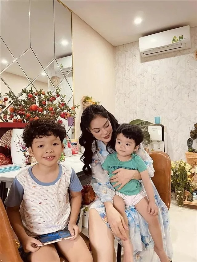 Dương Cẩm Lynh làm mẹ đơn thân ở tuổi 41 Dương Cẩm Lynh làm mẹ đơn thân ở tuổi 41