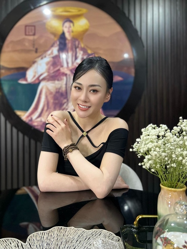 Phương Oanh định đổi nghề hậu lộ clip dự tiệc tất niên cùng 'cá mập' - Ảnh 2 Phương Oanh định đổi nghề hậu lộ clip dự tiệc tất niên cùng 'cá mập' - Ảnh 2