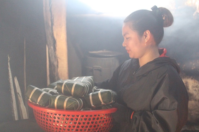 Với người dân Vĩnh Hòa, bánh chưng đã trở thành món ăn quen thuộc. Trong nhà lúc nào cũng sẵn, hễ có khách đến chơi, là đãi bánh chưng, nước chè xanh ... 