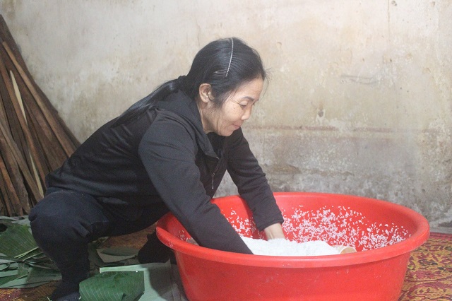 Vào dịp Tết, làng nghề bánh chưng Vĩnh Hòa nổi lửa thâu đêm suốt sáng. Những hộ làm bánh chưng thậm chí ăn tại chỗ, ngủ tại chỗ, mỗi ngày chỉ chợp mắt 2 tiếng để gói bánh kịp giao hàng cho khách.