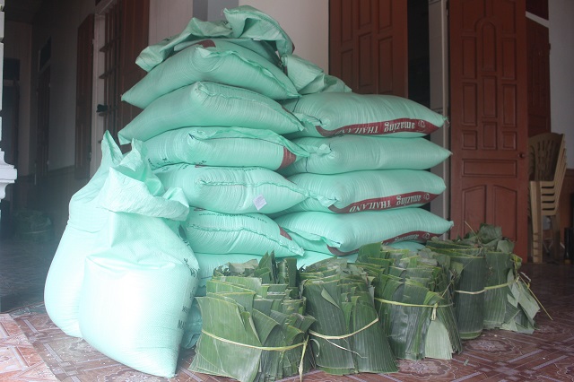 Không riêng gì dịp Tết, mà ngày thường các hộ dân ở đây cũng gói và xuất đi những chiếc bánh chưng vuông vắn, xinh đẹp đến mọi miền đất nước. Dịp Tết này đến nhà nào ở Vĩnh Hoà cũng thấy lá dong, lá chuối xanh, những bì đậu xanh, nếp trắng,... trong nhà. 