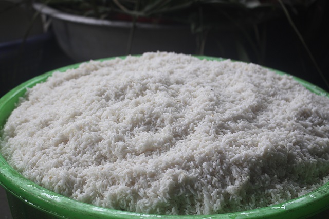 Đầu tiên, là khâu chọn gạo nếp là loại ngon nhất, mình tròn mẩy, trắng, kiểm tra cẩn thận, tránh lẫn gạo tẻ vào sau đó mới ngâm nước, rắc một ít muối trắng vào để khi ăn cảm thấy đậm đà. 'Bản thân cũng không muốn chuyển sang nghề khác bởi tôi vốn yêu thích công việc này. Mỗi lần gói bánh là tôi cảm nhận như mình đang gói tình cảm quê hương vào trong đó. Từ 18/12 Âm lịch trở đi khách hàng bắt đầu đặt với số lượng lớn. Các thành viên trong gia đình phải tất bật dậy từ sớm làm cho đến đêm khuya mới đủ cung ứng bánh ra thị trường', anh Yên cho biết. 