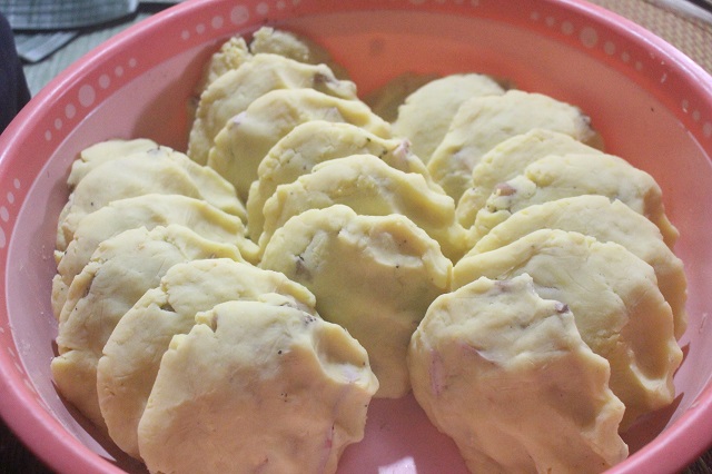 Nhân của bánh chưng làng Vĩnh Hoà gồm các nguyên liệu như: Đậu xanh, thịt và hành củ. 