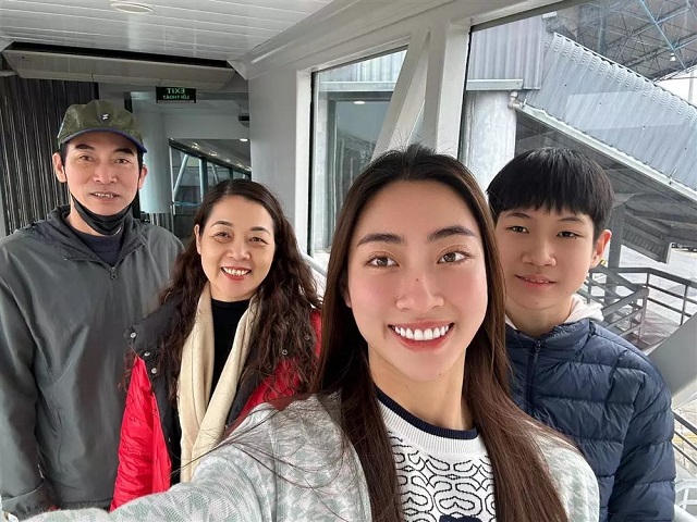 Lương Thùy Linh hiếm hoi khoe cả gia đình đi du xuân