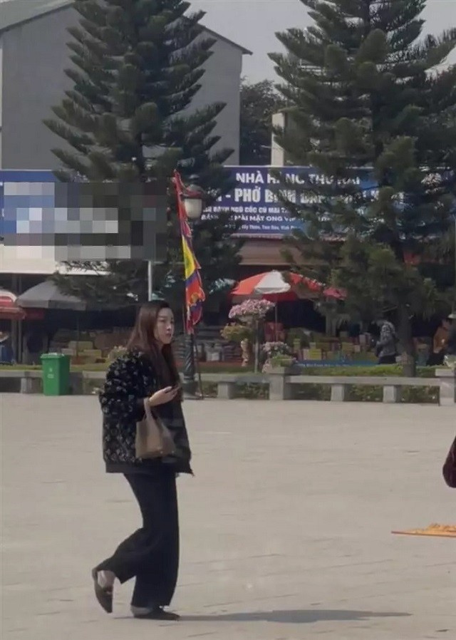 Dù trên người toàn đồ hiệu Dù trên người toàn đồ hiệu