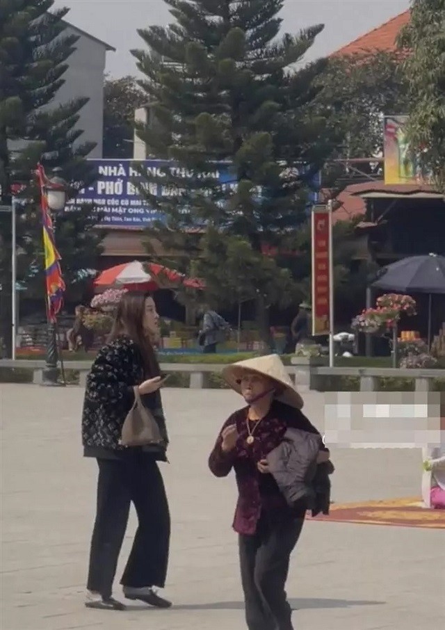 Nàng hậu tự xô đổ hình tượng mỹ nhân của mình Nàng hậu tự xô đổ hình tượng mỹ nhân của mình