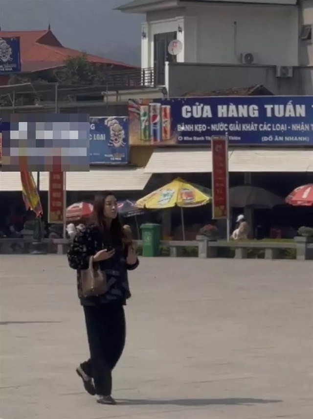 Đỗ Mỹ Linh gây hoang mang với diện mạo xuề xòa đi chùa cùng chồng Đỗ Mỹ Linh gây hoang mang với diện mạo xuề xòa đi chùa cùng chồng