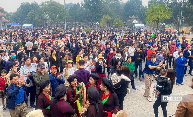 Ghi nhận của Người Đưa Tin ngày 2/2, hàng nghìn người dân và du khách thập phương đã đổ về đây trẩy hội, du xuân.