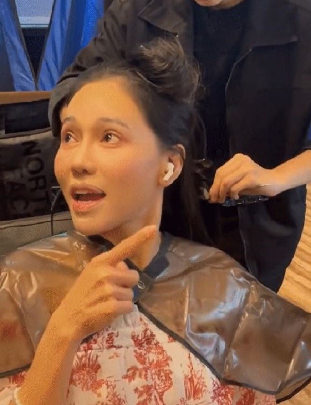 Video: 'Bà trùm hoa hậu' lú lấp không nhớ nổi nàng hậu tự tay mình chấm đăng quang, phải cầu cứu ê-kíp