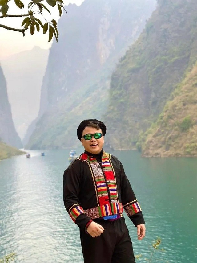 Shark Bình khoe ảnh đi vi vu Hà Giang Shark Bình khoe ảnh đi vi vu Hà Giang