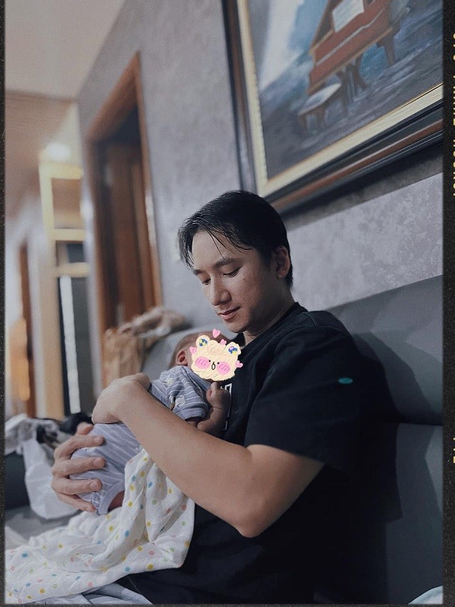 Phan Mạnh Quỳnh làm 'dậy sóng' cõi mạng chỉ vì một bức ảnh khoe con gái đầu lòng: Chuyện gì đây? - Ảnh 1 Phan Mạnh Quỳnh làm 'dậy sóng' cõi mạng chỉ vì một bức ảnh khoe con gái đầu lòng: Chuyện gì đây? - Ảnh 1