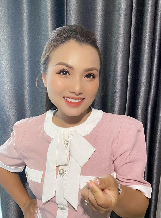 Không nhận ra Quỳnh Trần JP hậu lên chức giám đốc, nhan sắc thay đổi ngỡ ngàng Không nhận ra Quỳnh Trần JP hậu lên chức giám đốc, nhan sắc thay đổi ngỡ ngàng