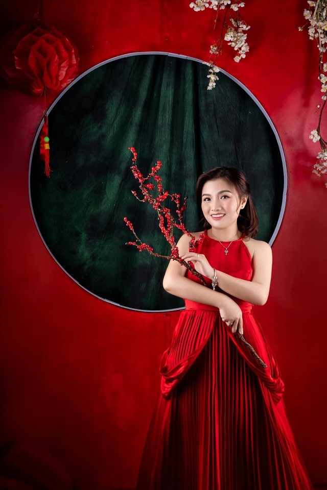 Nữ YouTuber dám thử thách cả những trang phục sát nách Nữ YouTuber dám thử thách cả những trang phục sát nách